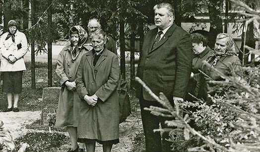 1977. gads. Raitis Apalups uzstājas dzimtās puses Rankas kapsētā 50 gadu jubilejā.