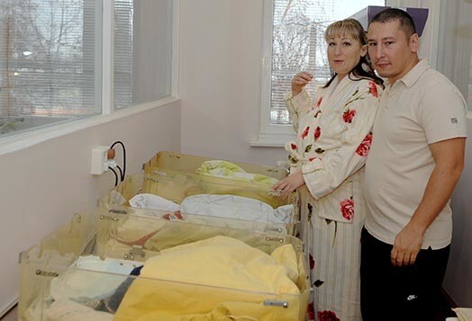 2009. gadā Rīgas dzemdību namā dzimušo trīnīšu vecāki Dina Valiullina un Sergejs Trušs ar saviem mazuļiem - divām meitiņām un dēliņu.