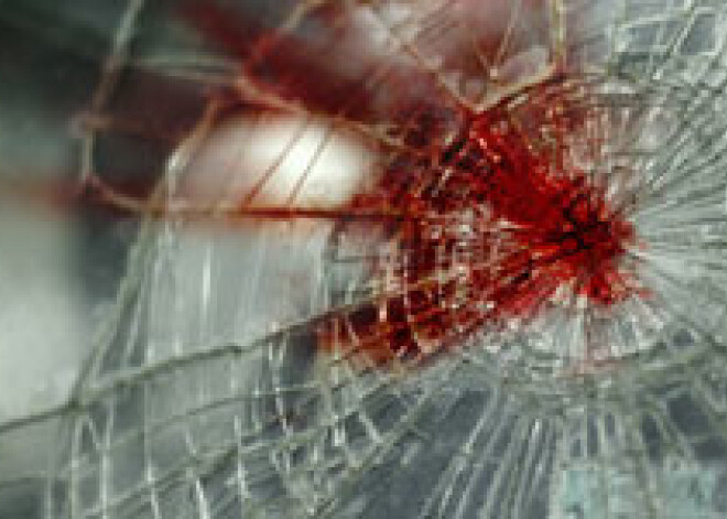 Auto notriec gājēju, nākamais cilvēkam pārbrauc pāri