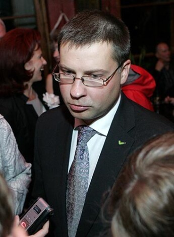 Valda Dombrovska ("Vienotība") palikšana premjerministra amatā būtu svarīgs pozitīvs signāls starptautiskajiem aizdevējiem un ārvalstu investoriem.