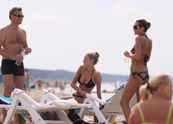 Māris Gulbis atpūšas pludmalē.