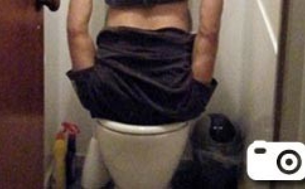 devushku-okunuli-golovoy-v-unitaz