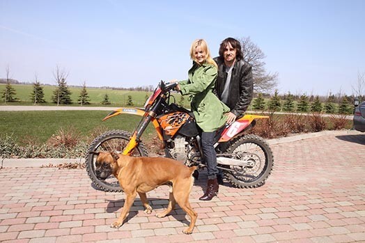 Motosportista, lauksaimnieka un šova „Dziedi ar zvaigzni” laureāta Jāņa Vintera un viņa mīļotās sievietes Signijas Ogriņas ģimenē piedzimis dēls Artūrs.