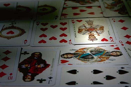 Kārtis kā mūsu ikdienas notikumi – gaišas un tumšas, sīki kreņķi mijas ar prieka un mīlestības brīžiem.