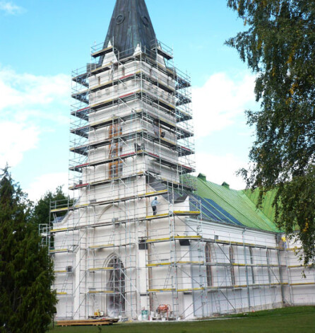 Pašlaik Jaunpiebalgas baznīcu ieskauj stalažas. Dievnama atjaunošanai lielu artavu ir devis ir Pēteris Avens.