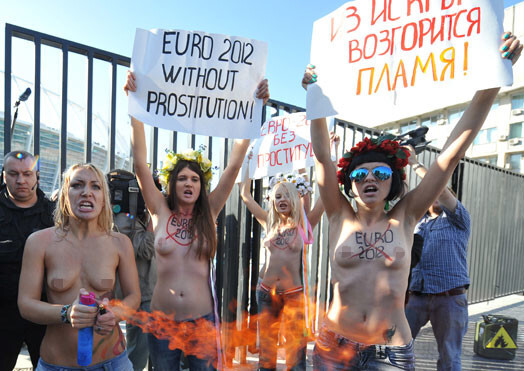 FEMEN protestē Ukrainas prezidenta Viktora Janukoviča vienaldzību seksa tūrisma apkarošanā.