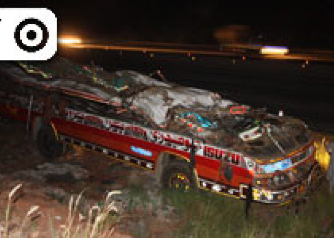 Skolēnu autobusa avārijā Pakistānā 30 bojāgājušie. Foto