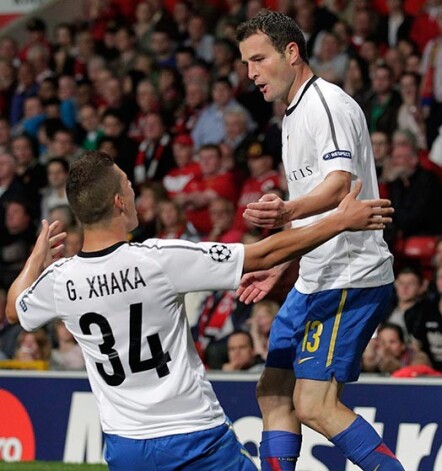 Šveiciešu uzbrucējam Aleksandram Frejam (attēlā pa labi), gūstot „hattrick” izdevās pamatīgi pakutināt Mančestras „United” futbolistu nervus.