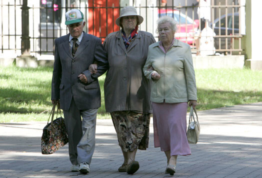 Eksperti iesaka cilvēkiem, kuriem ir atlikuši mazāk nekā desmit gadu līdz pensionēšanās vecumam, izmantot konservatīvos ieguldījumu plānus.