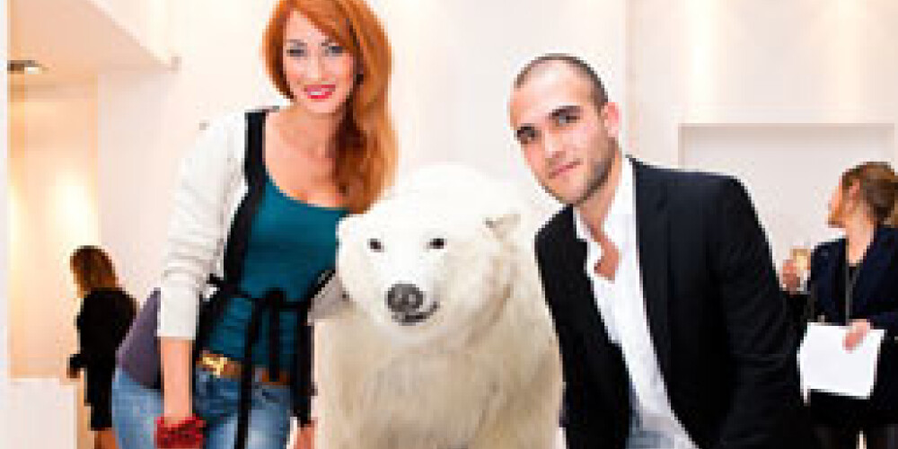 Elli U в Лондоне познакомилась с белым медведем