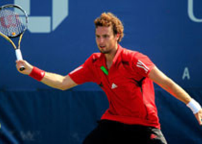 Gulbis sīvā cīņā iekļūst Tokijas turnīra otrajā kārtā