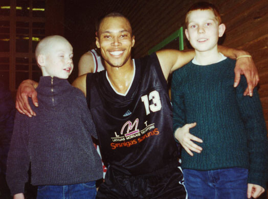 Dāvis un Dairis nofotografējušies ar kādu no bijušās Latvijas čempionvienības LMT basketbolistiem.