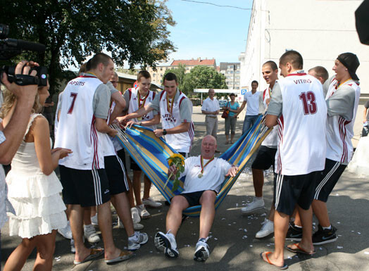 Pērn Dainis Bertāns bija Latvijas junioru U–18 izlases galvenais treneris. Viņa vadībā puiši izcīnīja bronzas medaļas Eiropas čempionātā.