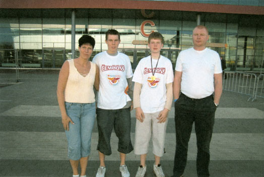 Bertānu ģimene 2007. gada vasarā. No kreisās: Dina, Dairis, Dāvis un Dainis.