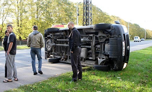 Iebraucot kanalizācijas akā, auto apmet kūleni.