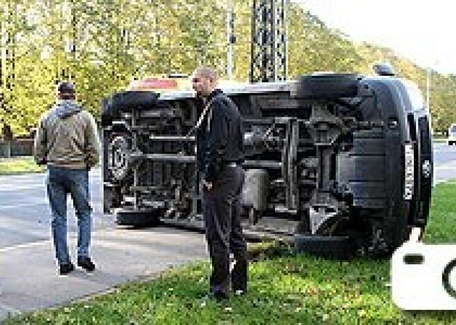 Rīgā, iebraucot kanalizācijas akā, auto apmet kūleni. FOTO