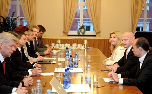 ZRP vadītājs Valdis Zatlers (no kreisās), "Vienotības" pārstāvji Artis Pabriks, Valdis Dombrovskis, Solvita Āboltiņa, Kārlis Šadurskis, Edvards Smiltēns un Pēteris Viņķelis un nacionālās apvienības "Visu Latvijai!"-"Tēvzemei un Brīvībai"/LNNK pārstāji - Imants Parādnieks (no labās), Gaidis Bērziņš un Vineta Poriņa "Vienotības" un ZRP pārstāvju tikšanās laikā ar VL-TB/LNNK pārstāvjiem.