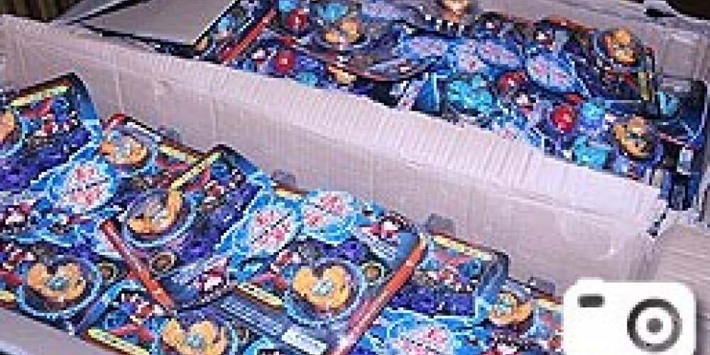 Policija atsavina teju 2000 pasaulē populāro "Bakugan" rotaļlietu. FOTO