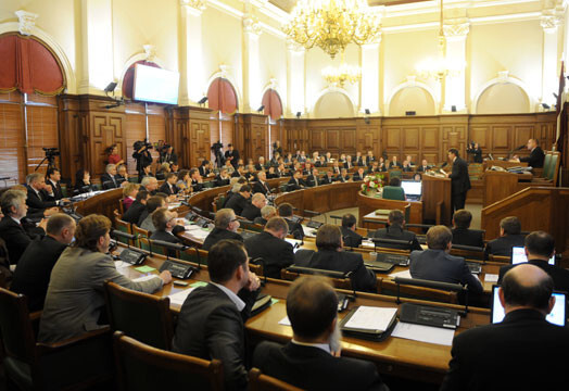 Ceturtdien, 13.oktobrī 10.Saeima sanāk uz savu pēdējo sēdi.