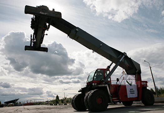 Ceļamkrāns Rīgas ostas konteineru terminālī Kundziņsalā.