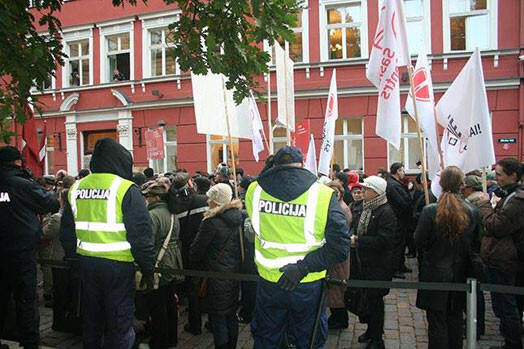 Piketā pie Saeimas atbalstīt „Saskaņas centru” darba laikā esot bijuši ieradušies arī Rīgas pašvaldības uzņēmumu vadītāji ar saviem darbiniekiem, kuriem solīta apmaksāta brīvdiena.