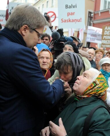 Piketa laikā pie Saeimas kāda Nila Ušakova apbrīnotāja viņam nobučoja roku.