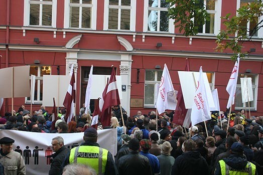 Protestētāji trokšņo pie Saeimas.