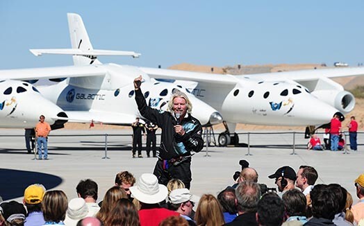 Britu miljardieris Ričards Brensons Ņūmeksikas tuksnesī atklāj pasaulē pirmo komerciālo kosmodromu, kurā tiks izmitināta viņa vadītā kompānija "Virgin Galactic".