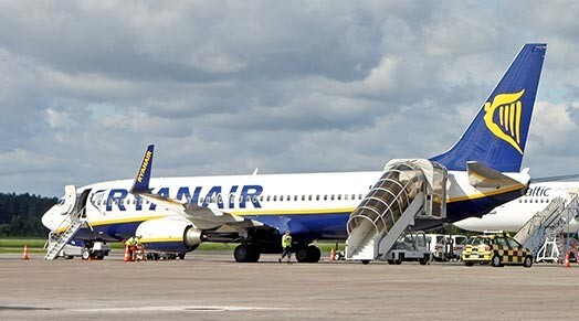 Pirms lidojuma uz Rīgu, Ryanair lidmašīnas vējstiklu mēģināts salabot ar līmlentes palīdzību.