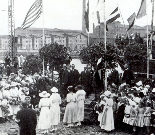 1919. gada jūlija sākums. Latvijas Pagaidu valdība Liepājā pie kuģa „Saratov” neilgi pirms atgriešanās Rīgā. Ministru prezidents Kārlis Ulmanis priekšplānā centrā.