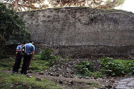 Vētras izraisītajos plūdos Pompeju arheoloģiskajās kompleksā sabrukušais romiešu mūra fragments.