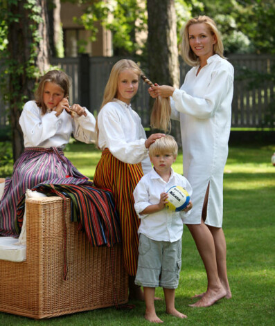 Fotosesija tautastērpos — Elīnas meitas ārpus skolas aizraujas ar folkloru. Robertai (pa kreisi) ir desmit gadi, Terēzai — deviņi, pastarītim Oliveram — trīs. Ārpus kadra — tētis Andris.