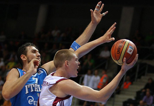 Latvijas basketbola uzlecošā zvaigzne Dāvis Bertāns aizvadījis veiksmīgu spēli Eiropas spēcīgākajā basketbola turnīrā