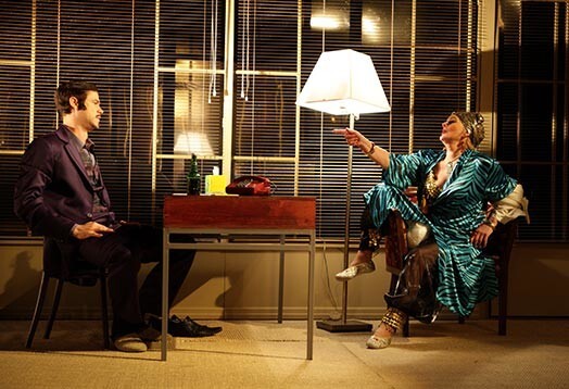Kanādiešu dramaturga Norma Fostera luga „Kad citi jau guļ” ir inteliģenta komēdija.