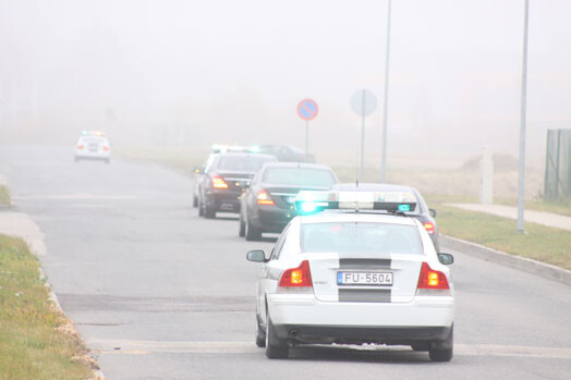 No lidostas uz „Arēnu Rīga” Eltons Džons cauri miglas pārņemtajai Rīgai devās policijas eskorta pavadībā.