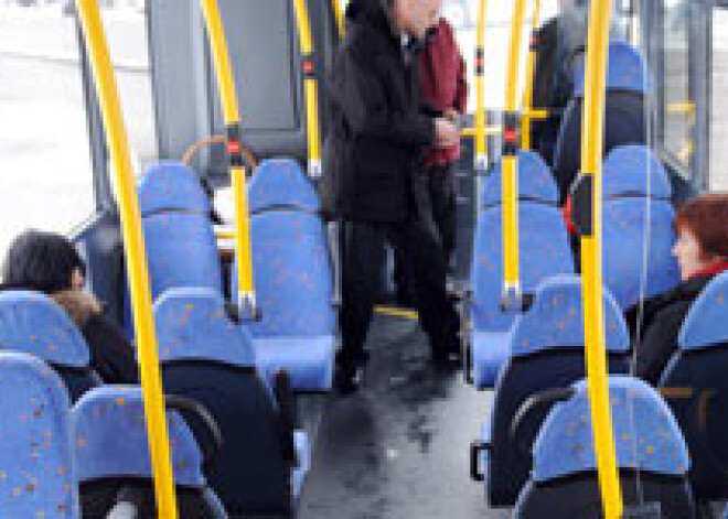 Pārdaugavā satiksmes autobusā atrod sievietes līķi