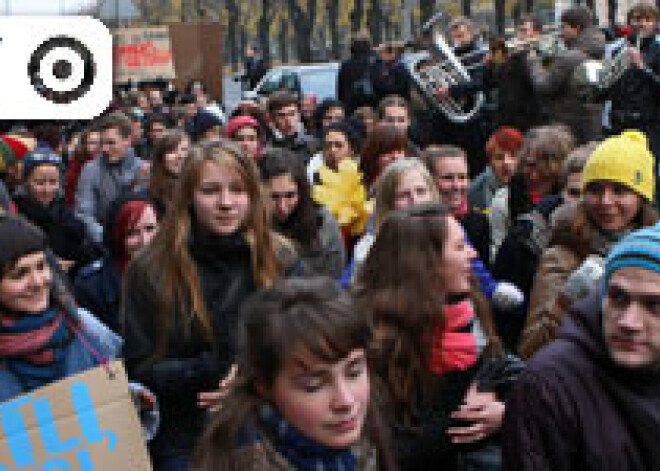 Tūkstošiem studentu ielenc Latvijas valdības ēku. Foto