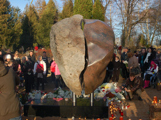 Pieminekļa izveide bija pirmais un galvenais mērķis, ko šogad apņēmās paveikt Mārtiņa Freimaņa fonds. Līdzekļi šim nolūkam tika ziedoti piemiņas koncertā „Arēnā Rīga” 11. martā.