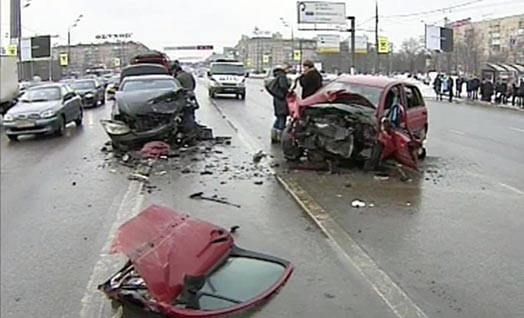 На фото с ДТП хорошо видно, что авария была страшной. Однако следствие пришло к выводу, что Mercedes двигался со скоростью 35 километров в час