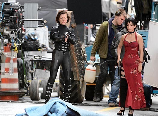 Милла Йовович и Бинбин Ли на съемках фильма «Resident Evil: Retribution» в Торонто