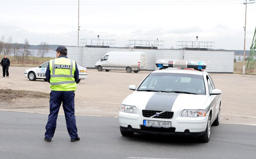 Autovadītājs sākumā mēģināja iestāstīt, ka ir policists, bet, kad tas neizdevās, deva policistiem kukuli.