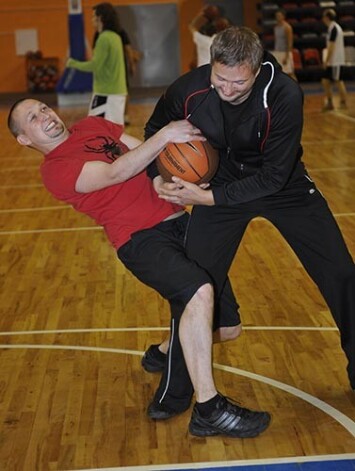 Top Aigara Graubas filma „Sapņu komanda”. Basketbolistu lomās iejūtas aktieri Lauris Subatnieks un Aldis Silins.