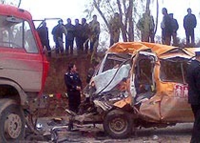 Ķīnā bērnudārza autobusa un kravas mašīnas sadursmē 20 bojāgājušie