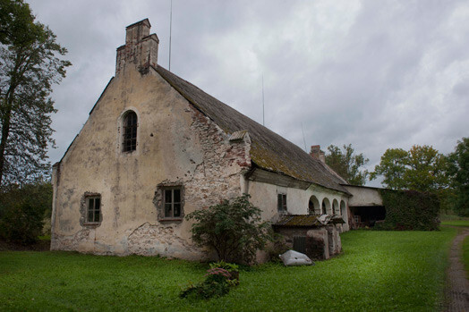 Klētī pastāvīgi atvērta keramikas mākslas darbu ekspozīcija. Pa sabrukušajām kāpnītēm var nokāpt pagrabā, kurā barons glabājis dārzeņus. Kad deviņdesmitajos gados pils saimnieki citu pēc cita pie klēts ievērojuši mirušus ezīšus, ūdeni no avota, kas iztek pagrabā, aizveduši uz ekspertīzi. Izrādījies, ka tas ir saindēts ar minerālmēsliem, kas padomju gados glabāti pagrabā.