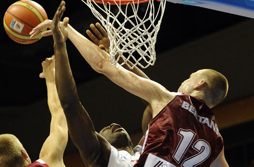 Latvijas basketbola uzlecošā zvaigzne Dāvis Bertāns aizvadīja vienu no saviem labākajiem mačiem šosezon.