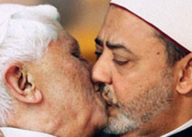 Benetton убрала рекламу с целующимися папой римским и имамом