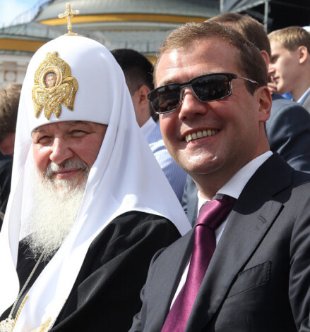 Maskavas patriarhs Kirils uzskata, ka PSRS sabrukums ir sagrāvis vēsturiskās Krievijas vienotību un padomju impērijas sabrukums ir bijis ļoti nelāgs notikums. Attēlā: Maskavas patriarhs kopā ar Krievijas prezidentu Dmitriju Medvedevu.