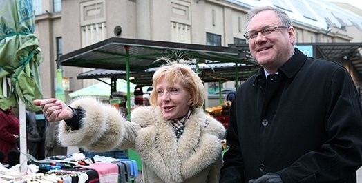 Bijusī Rīgas Centrāltirgus vadītāja Naina Orlova ar toreizējo mēru Jāni Birku.