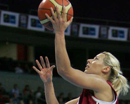 Latvijas sieviešu basketbola izlases ilggadējā līdere Anete Jēkabsone-Žogota kārtējo reizi apliecina, ka ir viena no Krievijas superkluba UGMK līderēm.