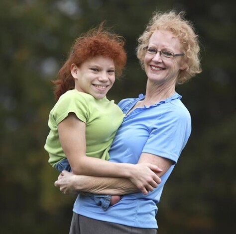 Филлис, мама Джессики, которая усыновила девочку, когда той было несколько месяцев от роду, до сих пор может носить свою дочку на руках